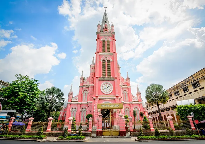Nhà thờ Tân Định - Sắc hồng nổi bật giữa lòng Sài Gòn